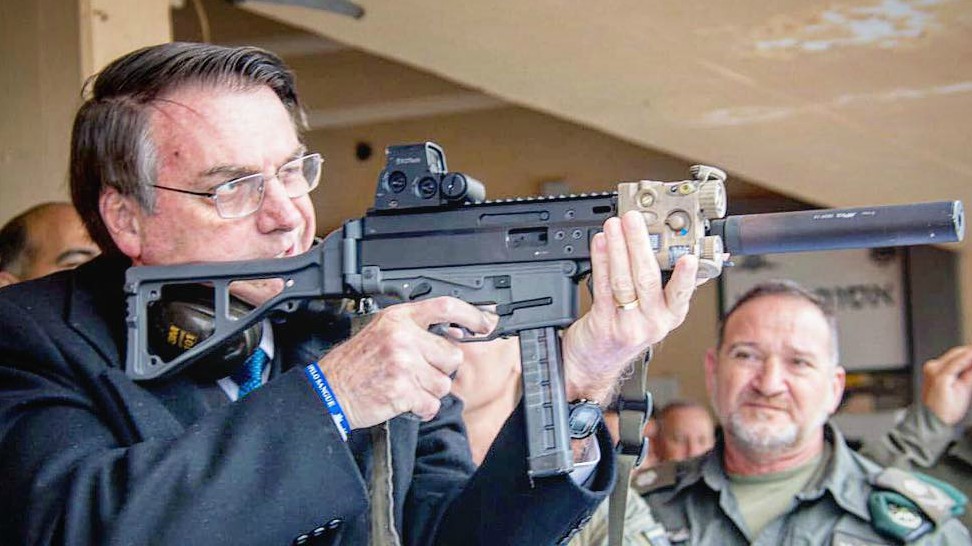 Em Israel, Bolsonaro publica foto com arma e critica leis de desarmamento